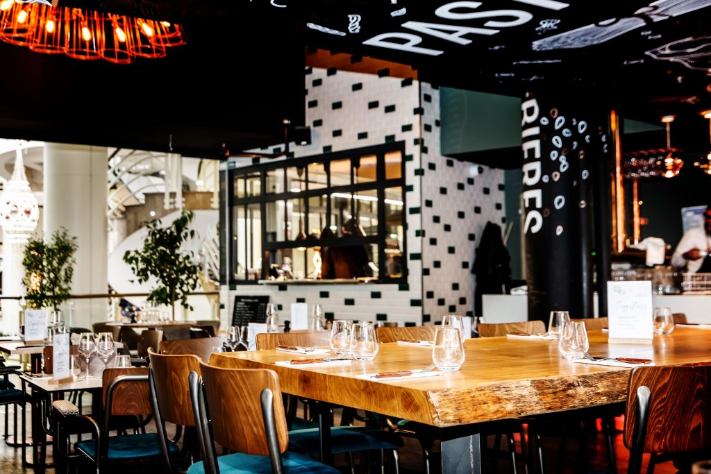 Interieur salle Restaurant monzu un projet de l'agence d'architecture DAVID DALIDEC