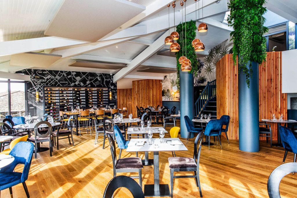 salle de restaurant le Pradeille du Chateau de la Tour à Cadillac par David Dalidec & aassociés