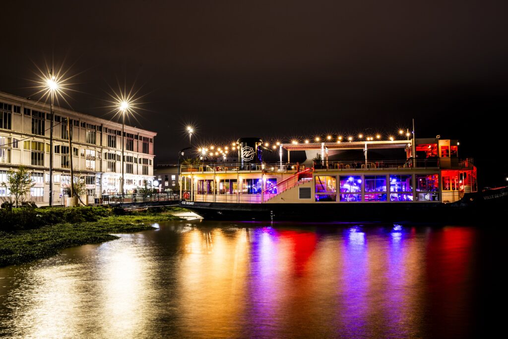 architecture flottante restaurant Oz Boat Bordeaux