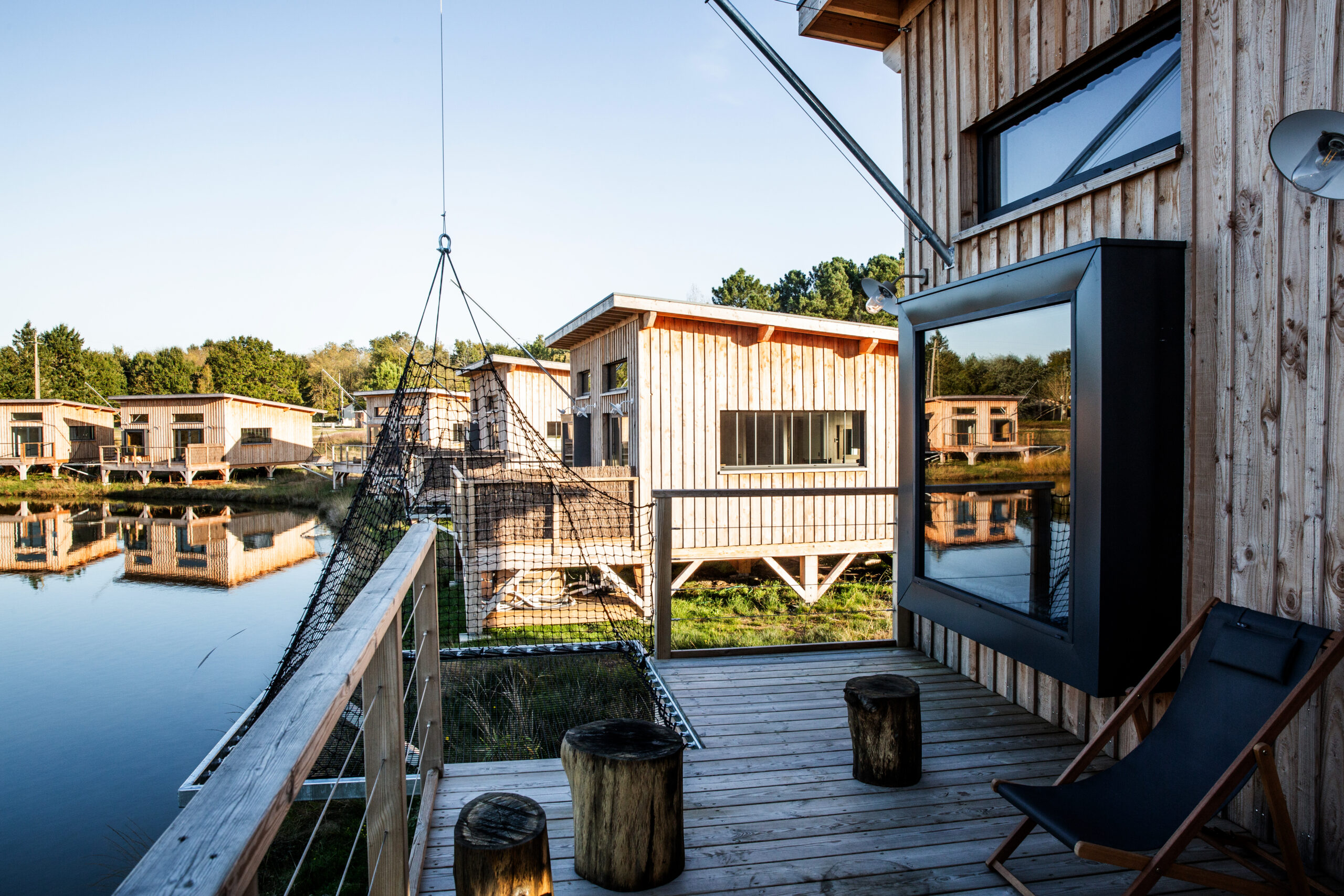 Éco-lodge, chalet bioclimatique, tiny house : quand l&rsquo;architecture de l&rsquo;insolite devient un modèle d&rsquo;hospitalité durable