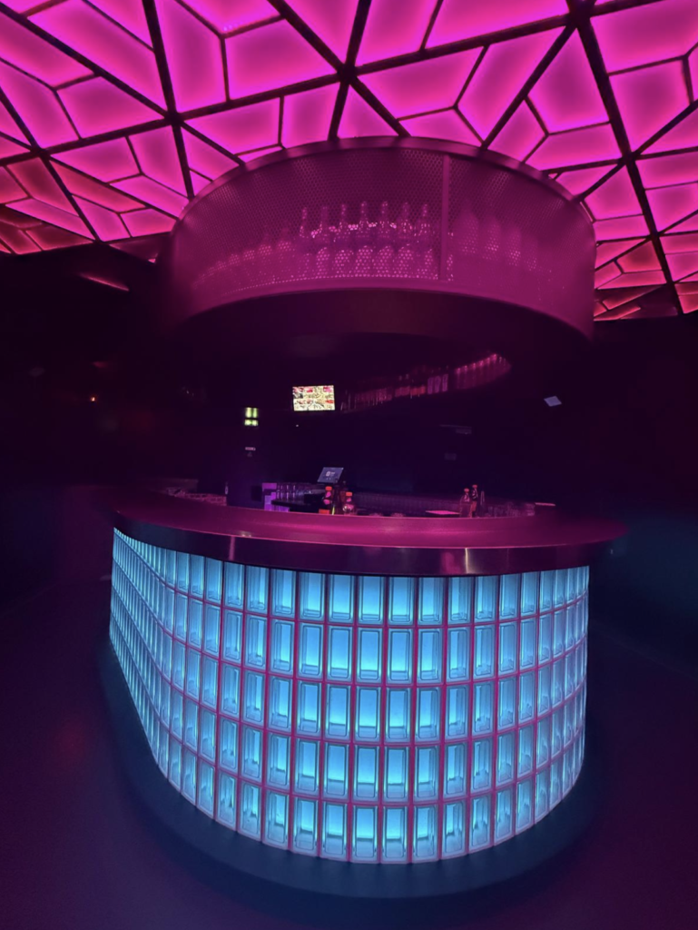 ambinaceroseet bleu Plafond en pavés LED transformant la salle en surface lumineuse vivante, design d'expérience immersive du Caveau Biarritz par le groupe Dalidec