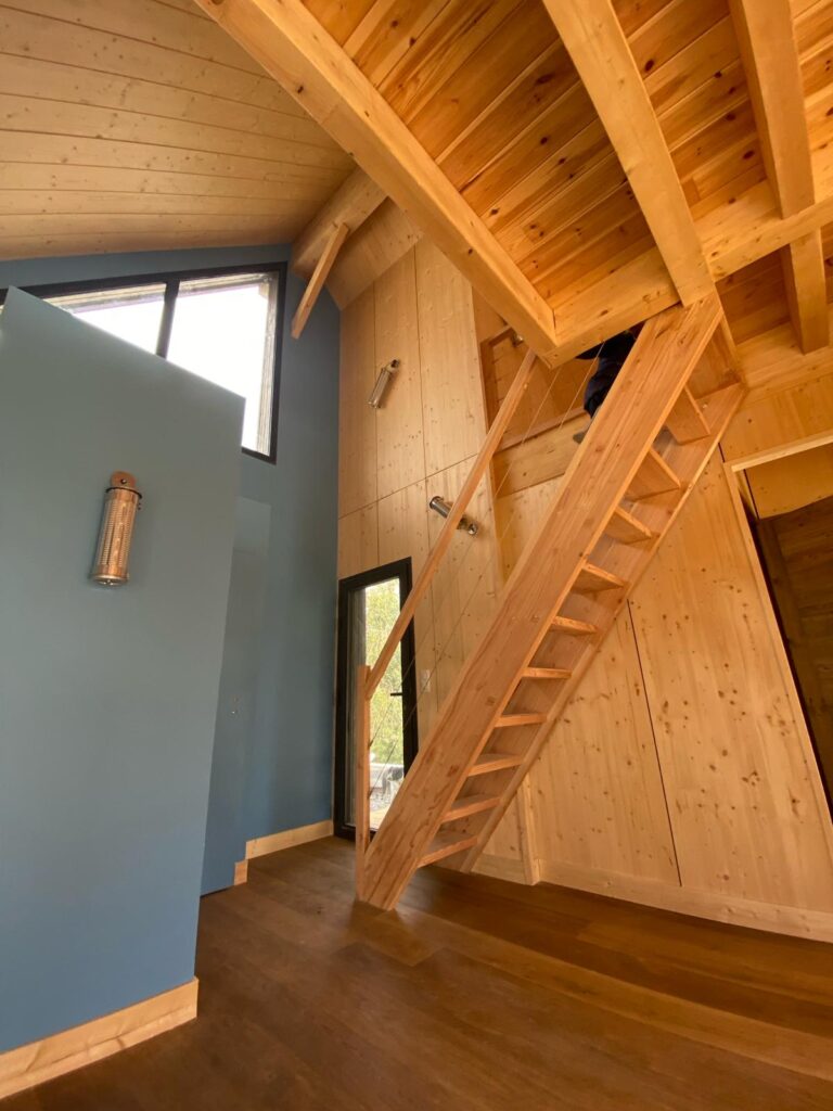 intérieur vue escalier chalet bioclimatique Pyrénées David Dalidec & associés