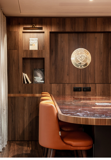 Salon présidentiel UBB stade Chaban-Delmas, boiseries noyer et table en marbre, David Dalidec & Associés