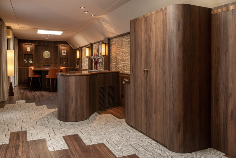 bar et vue depuis le petit Salon Présidentiel UBB au stade Chaban-Delmas, agencement signé David Dalidec & Associés