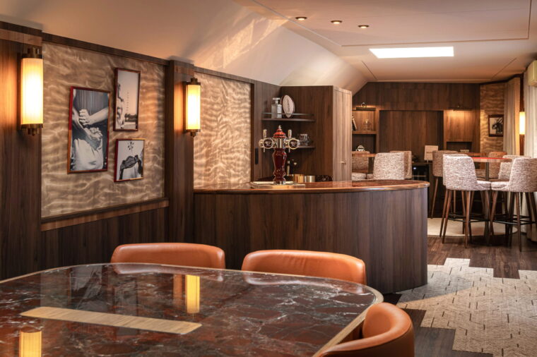 Vue bar et petit salon du Salon Présidentiel UBB au stade Chaban-Delmas, agencement signé David Dalidec & Associés