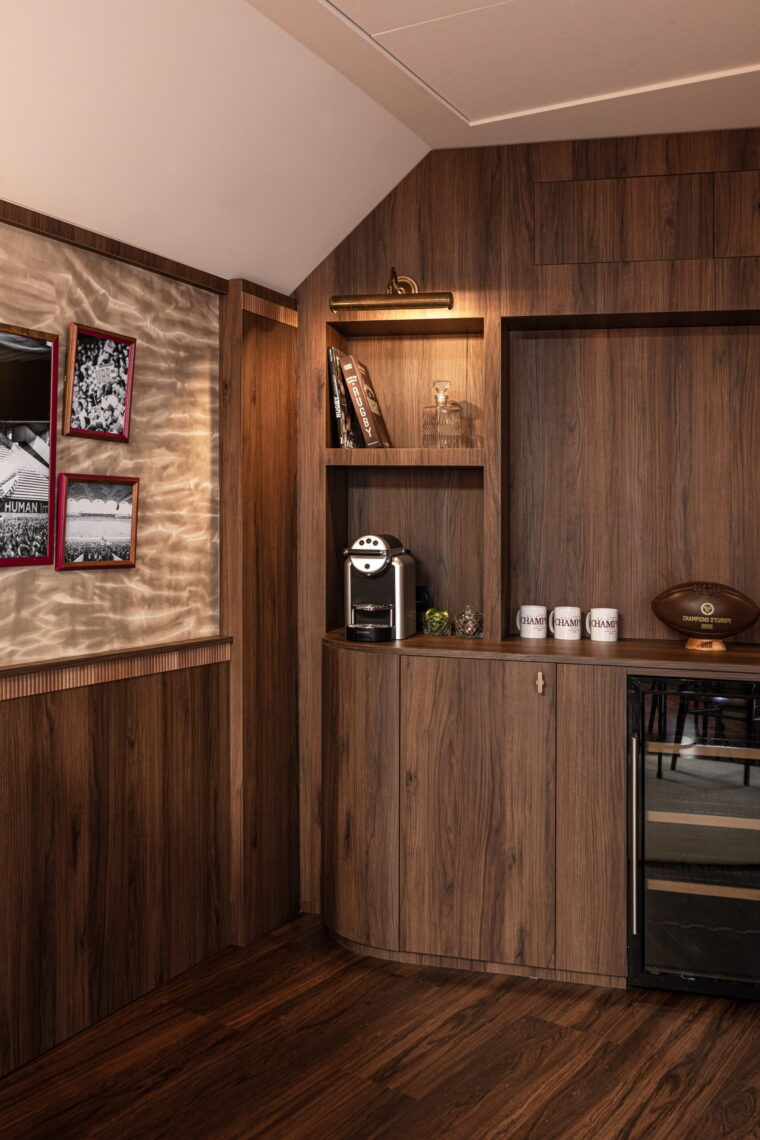 Detail coffee bar Salon Présidentiel UBB au stade Chaban-Delmas, agencement signé David Dalidec & Associés