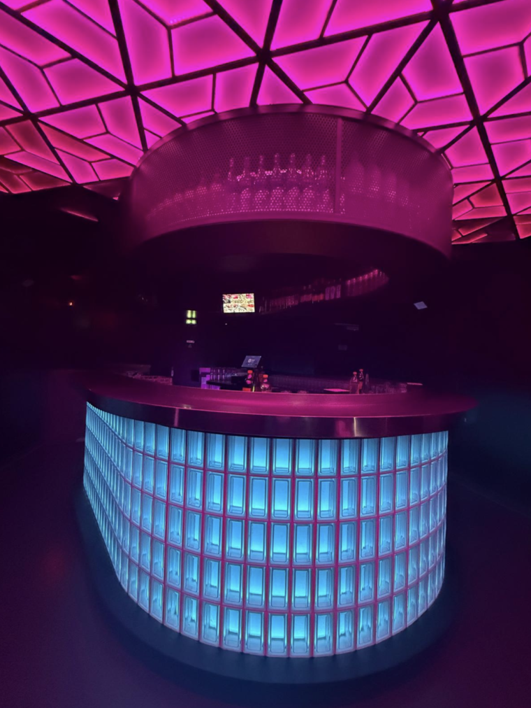 ambinaceroseet bleu Plafond en pavés LED transformant la salle en surface lumineuse vivante, design d'expérience immersive du Caveau Biarritz par le groupe Dalidec
