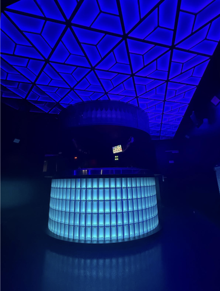 ambiance bleu Plafond en pavés LED transformant la salle en surface lumineuse vivante, design d'expérience immersive du Caveau Biarritz par le groupe Dalidec