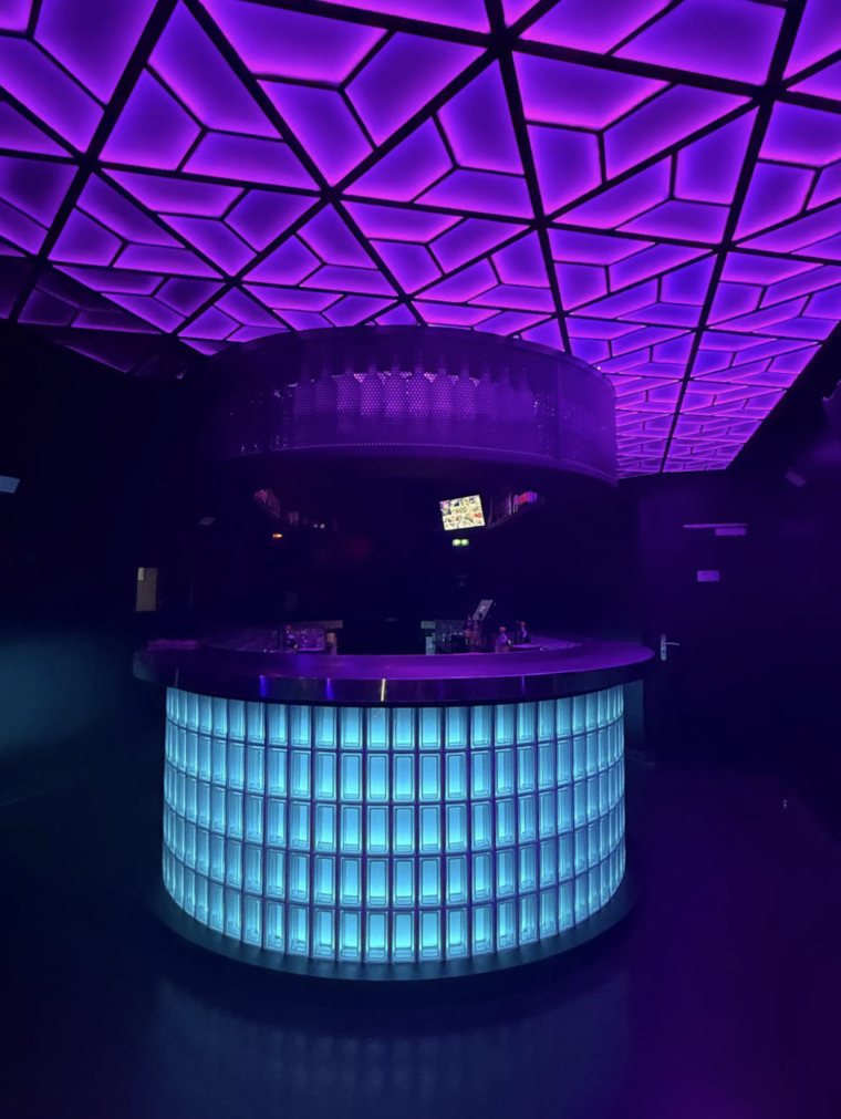 Plafond en pavés LED transformant la salle en surface lumineuse vivante, design d'expérience immersive du Caveau Biarritz par le groupe Dalidec