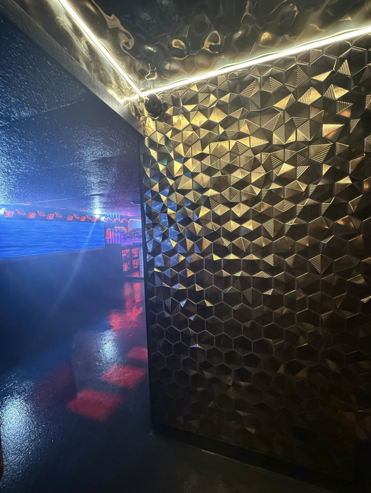 Sanitaires en faïence octogonale dorée et bandeaux LED, design immersif jusque dans le moindre détail au Caveau Biarritz par l'agence Dalidec